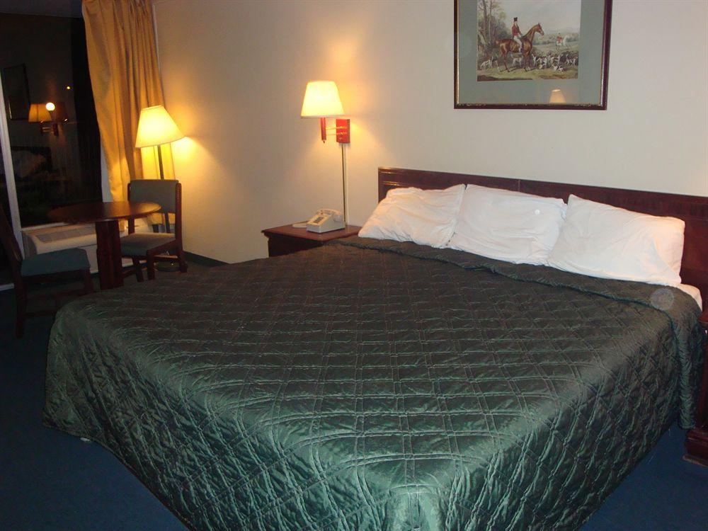 Econo Lodge آشبورو المظهر الخارجي الصورة