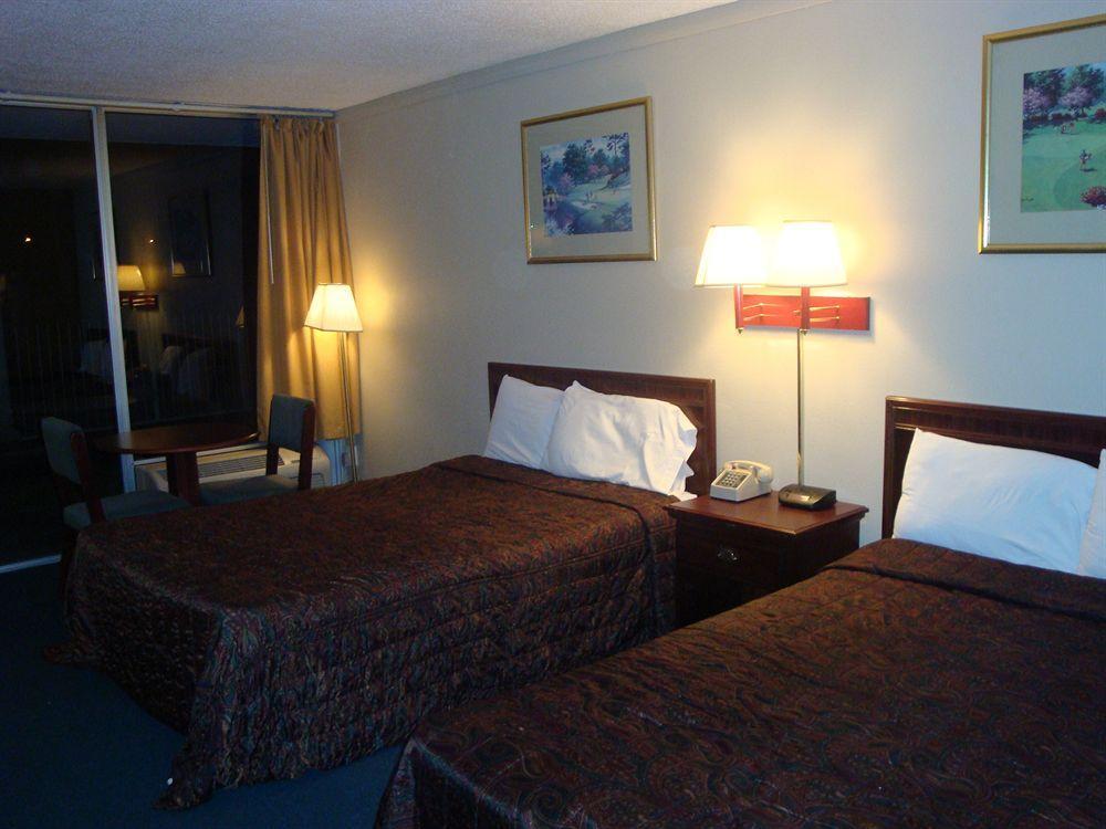Econo Lodge آشبورو المظهر الخارجي الصورة